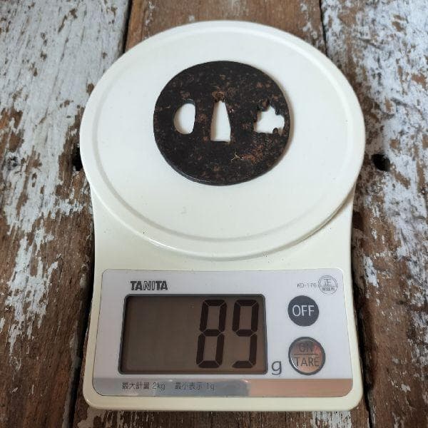 楕円 鉄地 金象嵌 百足図 鍔 変り笄穴 刀鍔 無銘 刀装具 太刀金具 日本刀