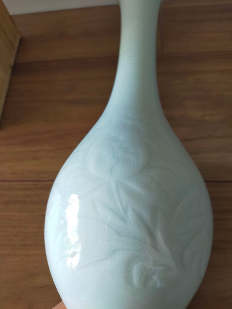 【角谷英明】作家物　箱付き　白磁　牡丹彫鶴首花瓶