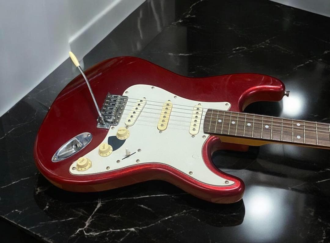 ★音出し確認済み★フォトジェニック　ストラトキャスタータイプ　アーム付き