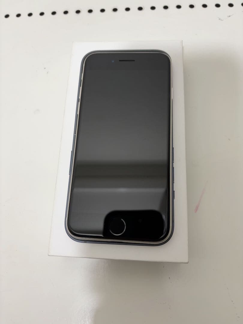 早い者勝ち　[SIMフリー]Apple iPhone se3 64GB