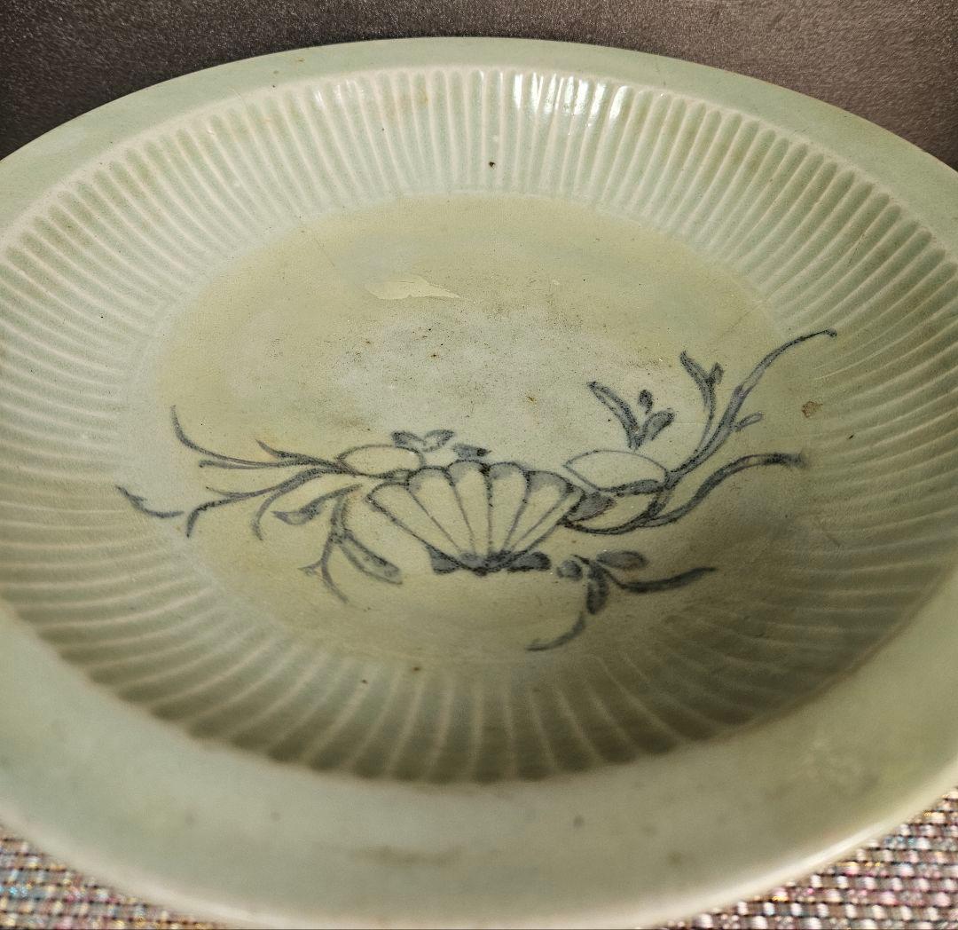 【本物保証❗】名品❗江戸時代初期　 初期伊万里青磁　鎬造　29.8cm三脚大兜鉢