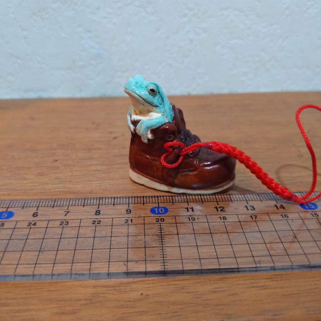 【おもちゃの靴に入って寛ぐイエアメガエル 根付】有名原型師製作品 手塗り一点物