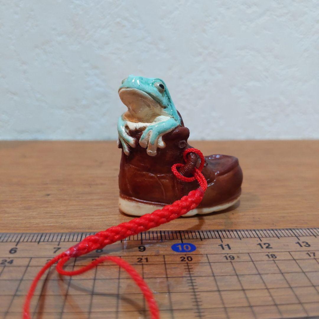 【おもちゃの靴に入って寛ぐイエアメガエル 根付】有名原型師製作品 手塗り一点物