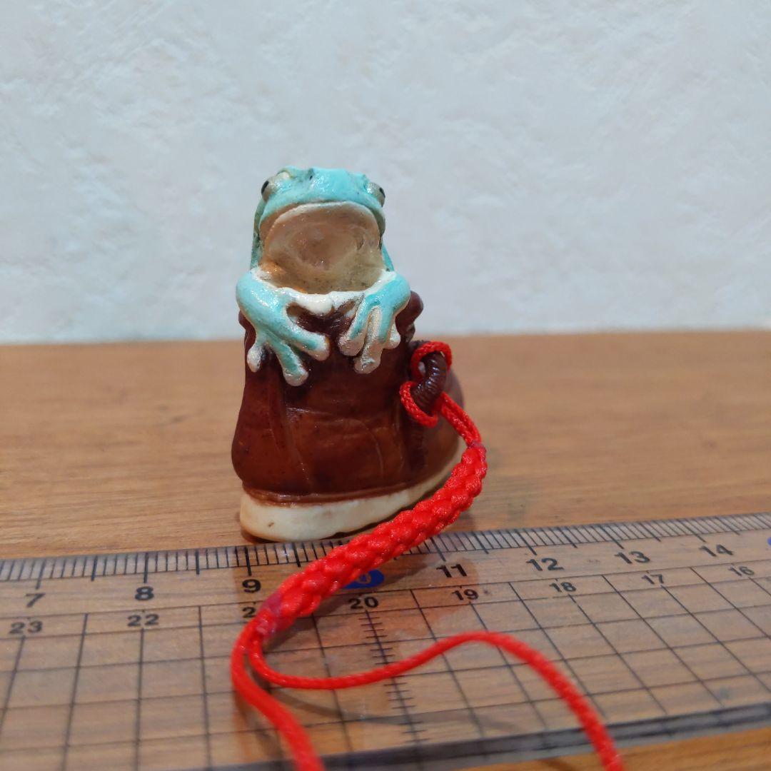 【おもちゃの靴に入って寛ぐイエアメガエル 根付】有名原型師製作品 手塗り一点物