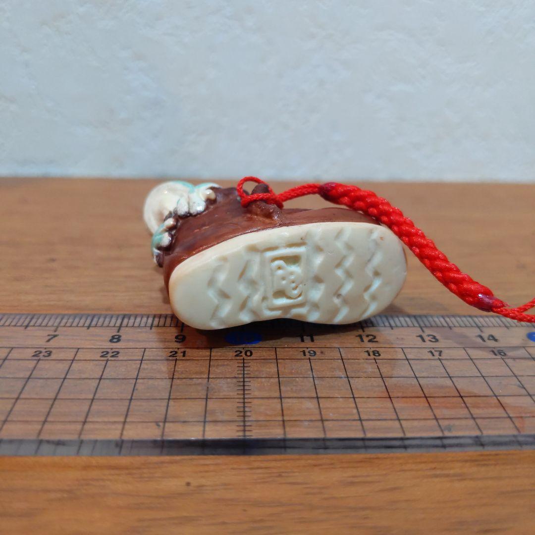 【おもちゃの靴に入って寛ぐイエアメガエル 根付】有名原型師製作品 手塗り一点物