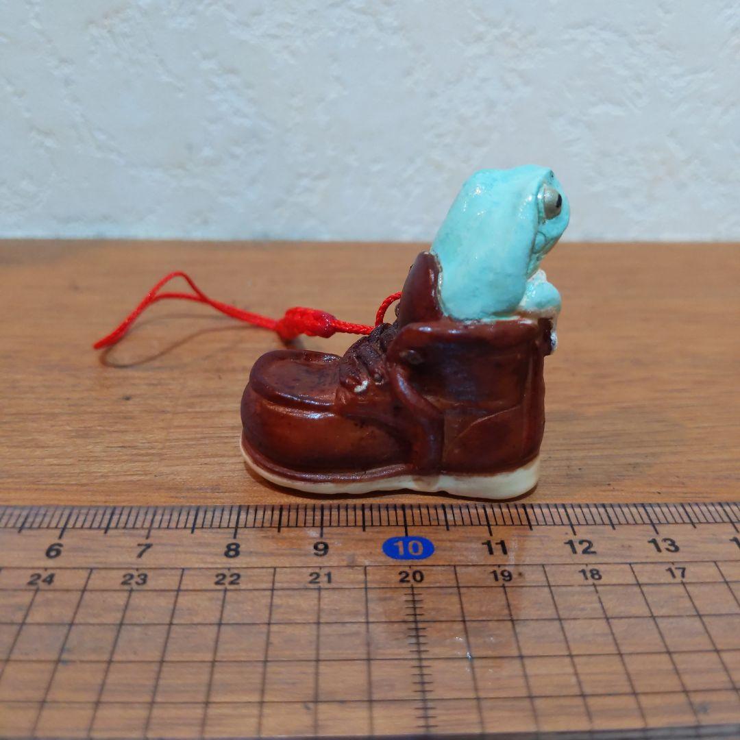 【おもちゃの靴に入って寛ぐイエアメガエル 根付】有名原型師製作品 手塗り一点物