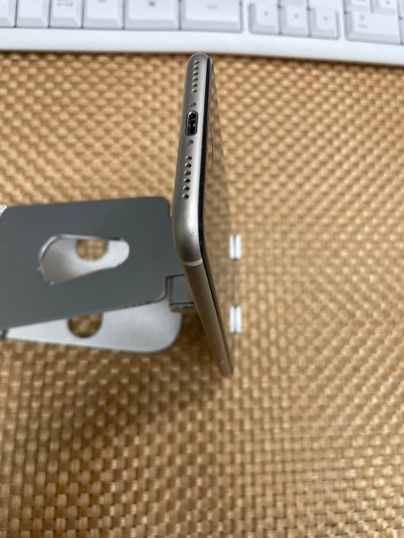 iPhone SE 第3世代 64 GB スターライトSIMフリー【8318】