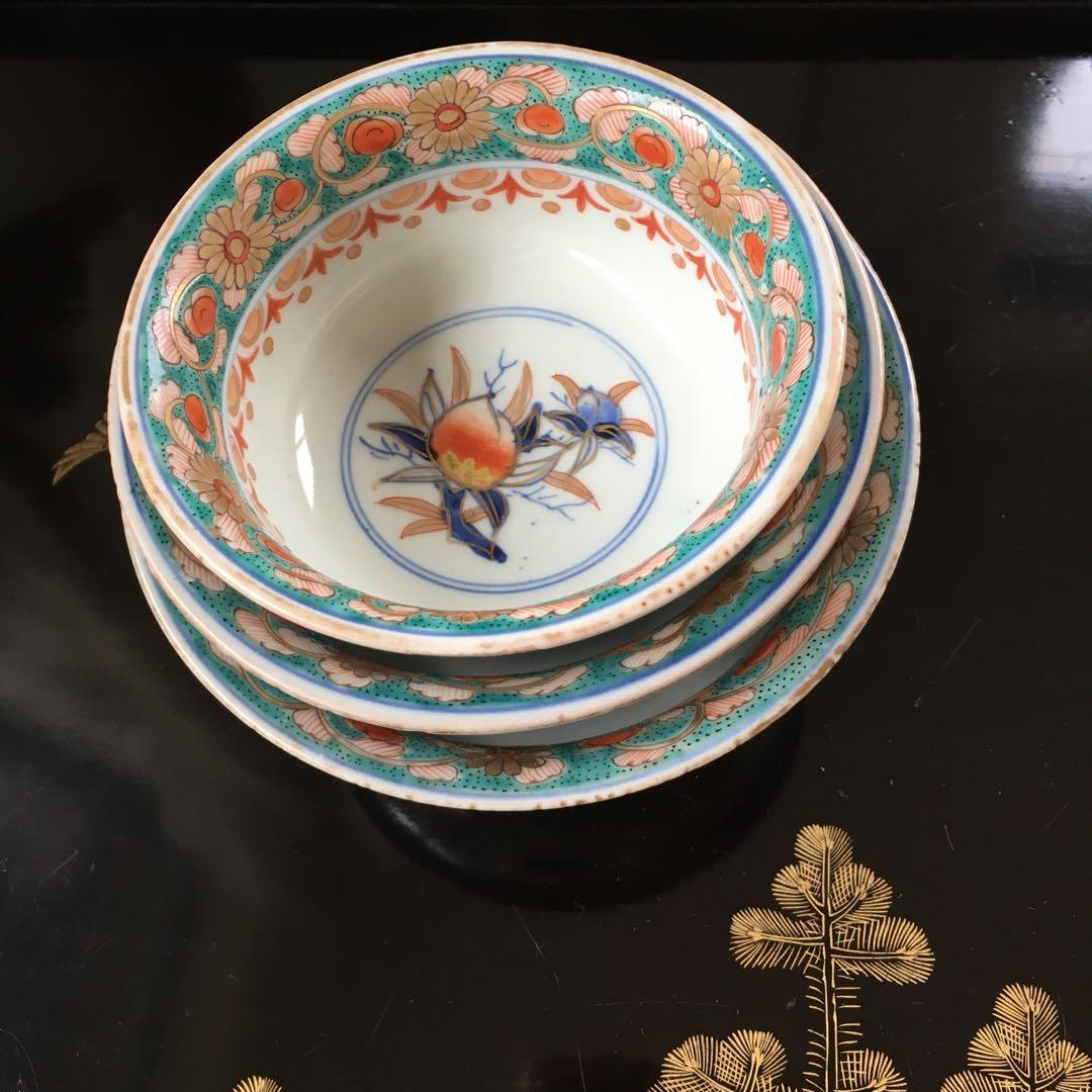 古伊万里　金彩色絵　菊唐草、瓔珞文、桃の図　三つ組鉢