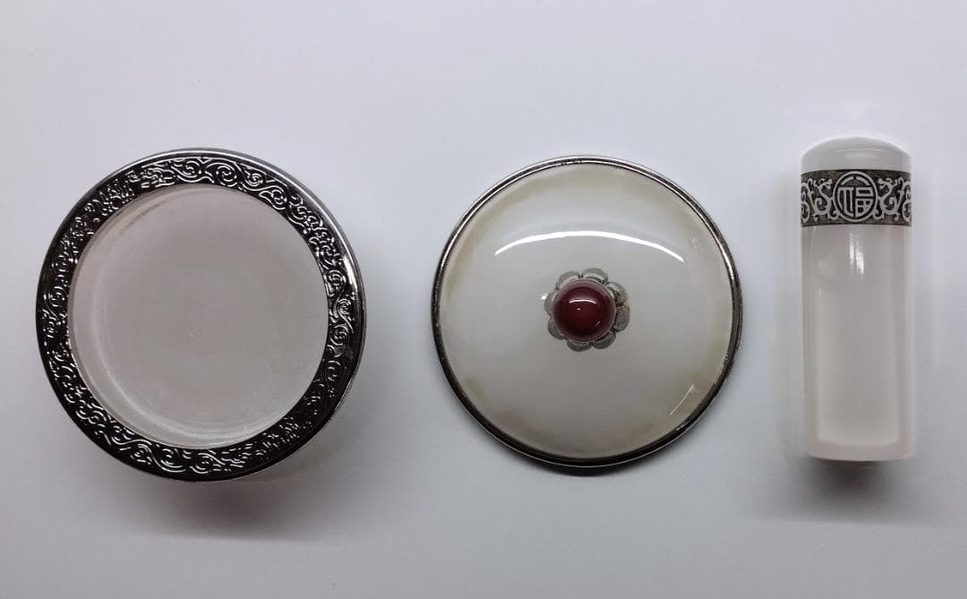 白玉の印材と印泥壺、銀装飾・紅玉　中国・深圳【松源工芸】