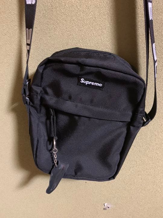 シュプリームサコッシュ