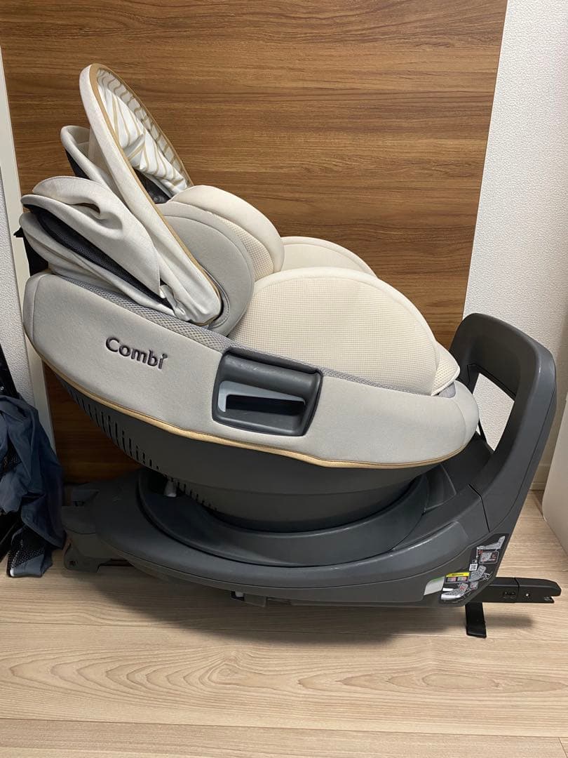 Combi 回転式チャイルドシート