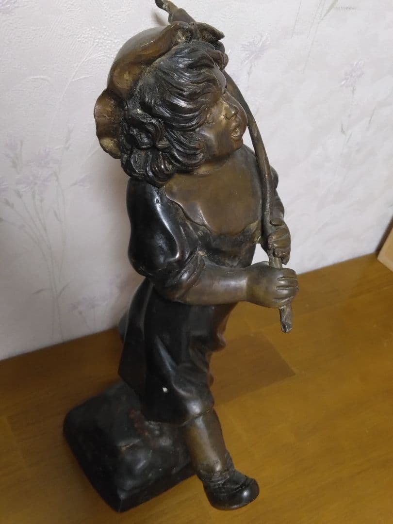 ブロンズ像　旗を持って行進する少女