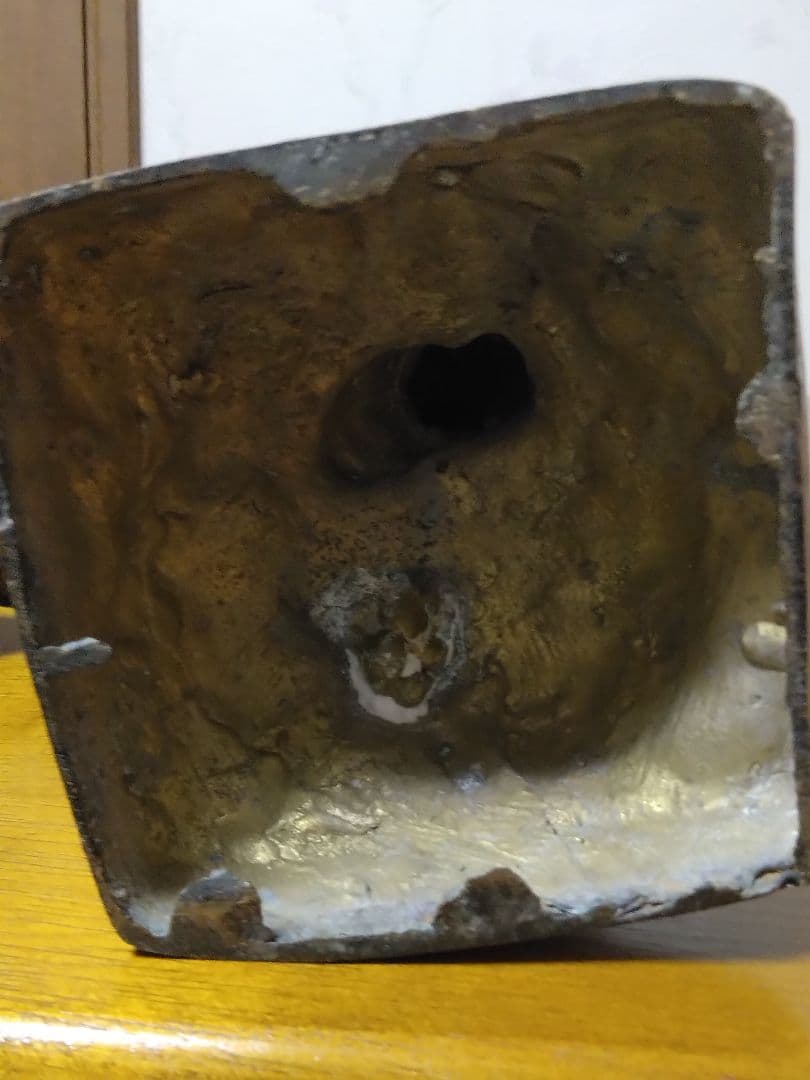 ブロンズ像　旗を持って行進する少女