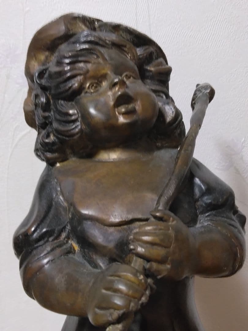 ブロンズ像　旗を持って行進する少女