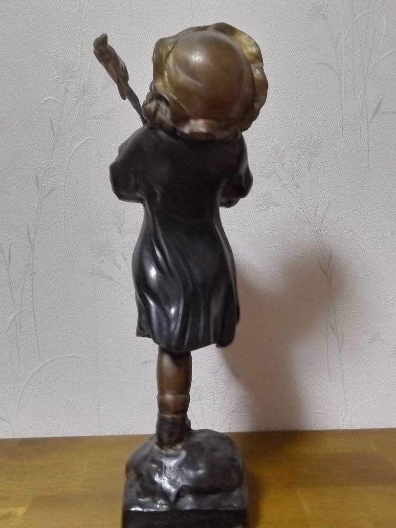 ブロンズ像　旗を持って行進する少女