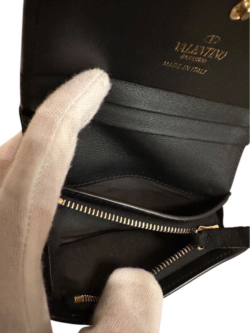 VALENTINO，ヴァレンティノガラヴァーニ 黒 レザー 二つ折り財布ブラック