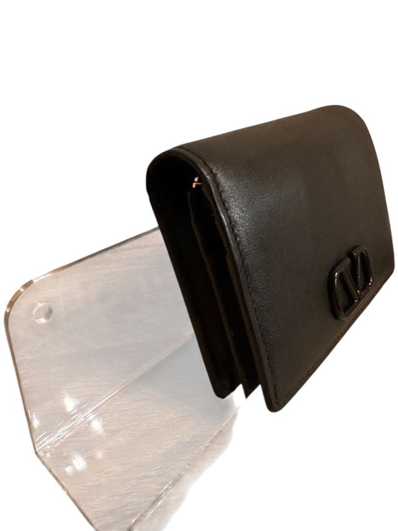 VALENTINO，ヴァレンティノガラヴァーニ 黒 レザー 二つ折り財布ブラック