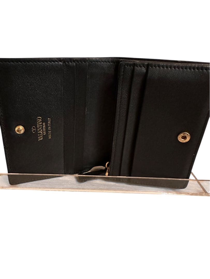 VALENTINO，ヴァレンティノガラヴァーニ 黒 レザー 二つ折り財布ブラック