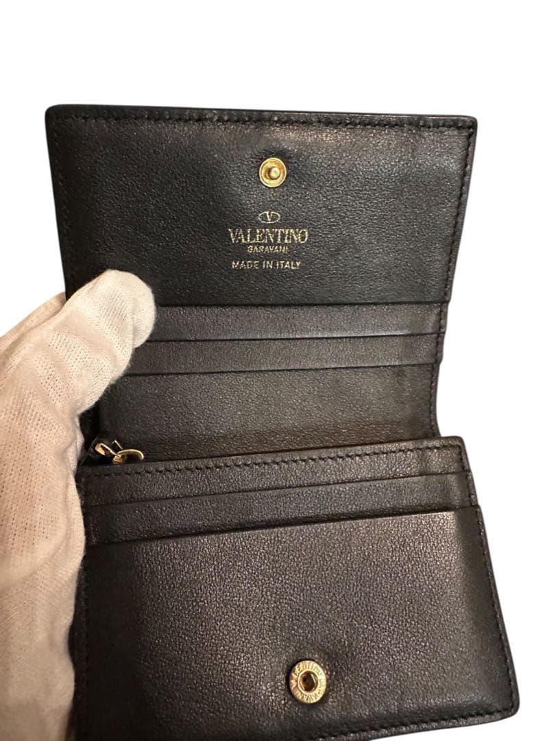 VALENTINO，ヴァレンティノガラヴァーニ 黒 レザー 二つ折り財布ブラック
