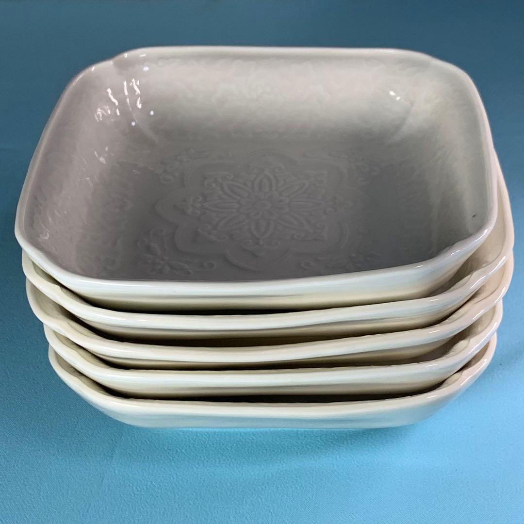 K542☆古い 愛媛 砥部焼 向井製 淡黄磁膾皿 5人前 陽刻 白磁 共箱付