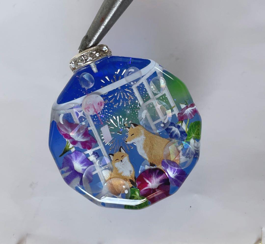 RUKURUKU/花火を眺める窓辺の親子キツネ　オルゴナイトキーホルダー