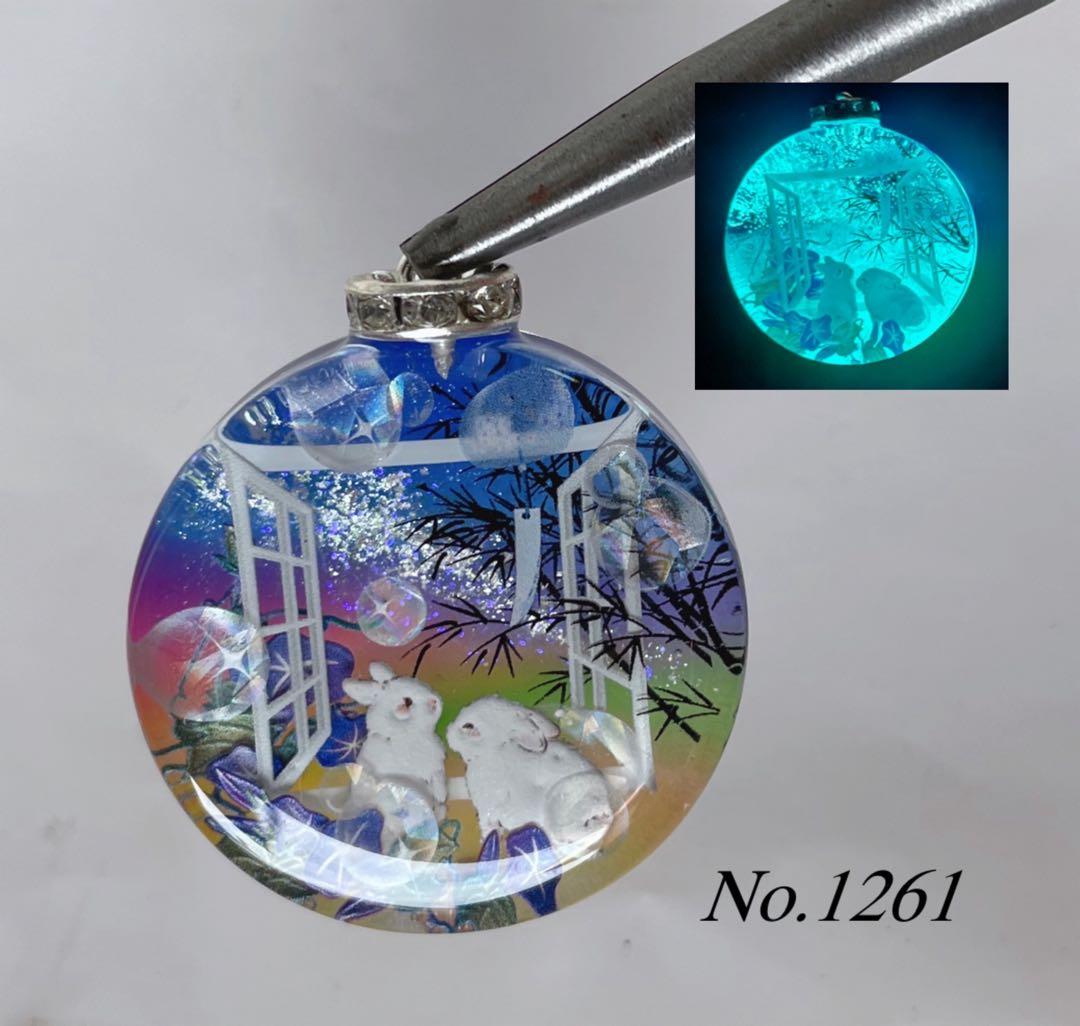 RUKURUKU/花火を眺める窓辺の親子キツネ　オルゴナイトキーホルダー