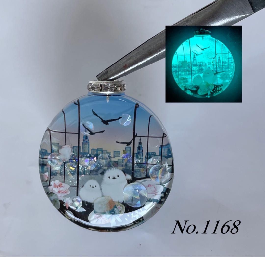 RUKURUKU/花火を眺める窓辺の親子キツネ　オルゴナイトキーホルダー