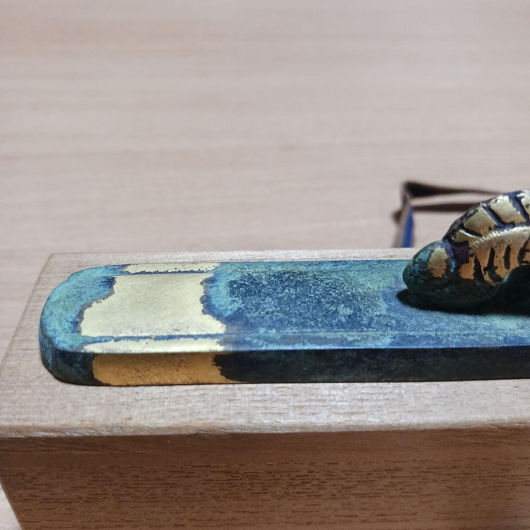 秦蔵六　塗金銅書鎮　長方竜紐　在名　共箱　共布　栞