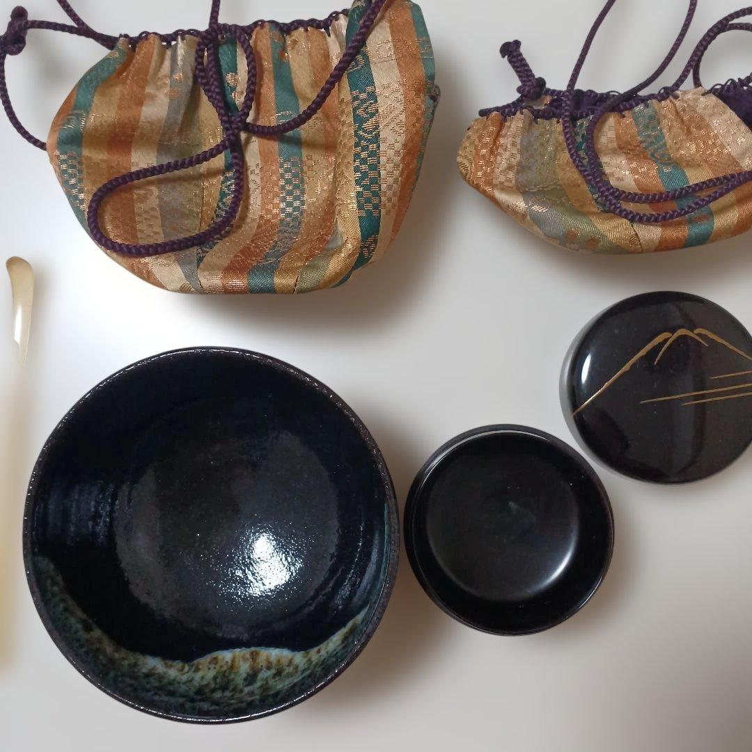 お茶道具、茶箱、銀漆花紋、輪島塗。蓋に補修の後あり、最後に、2枚写真あり。