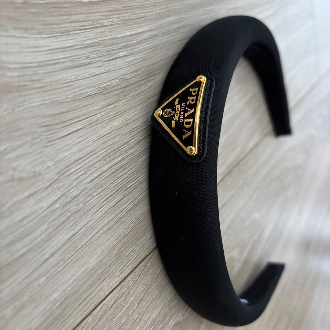 PRADA トライアングルロゴ ヘアバンド