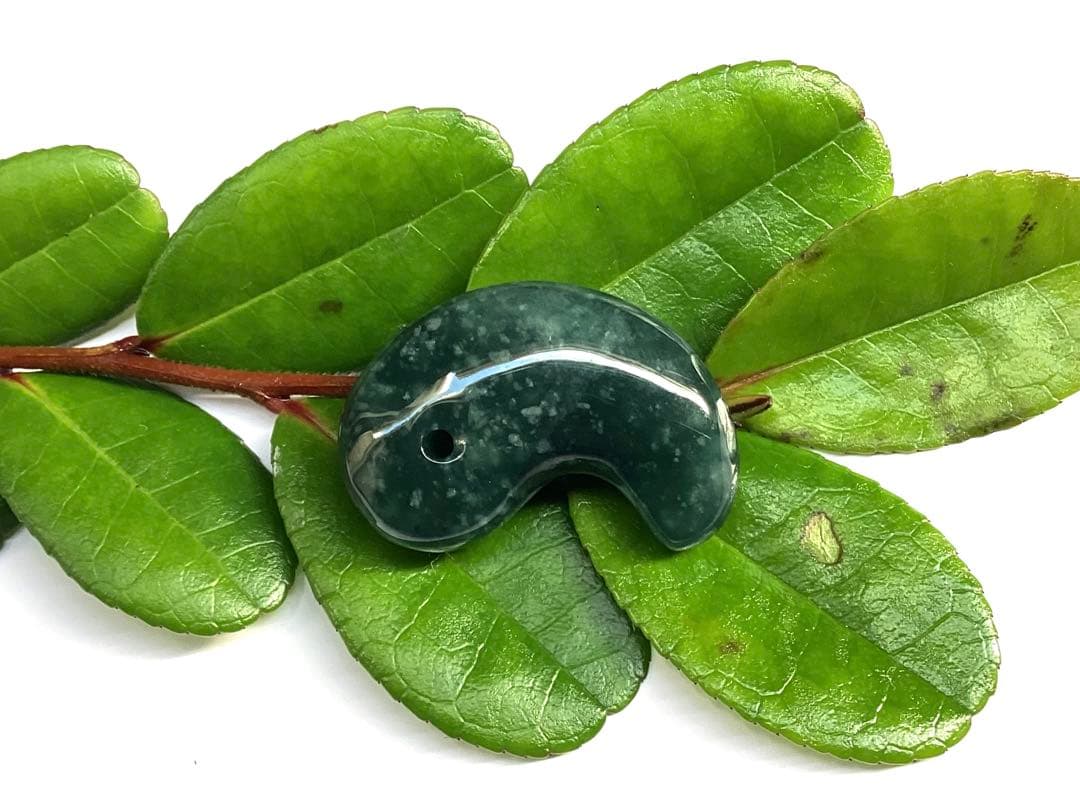 糸魚川翡翠コン沢青 勾玉　コレクションに‼️ 買って損無しの高額商品を　本物保証品