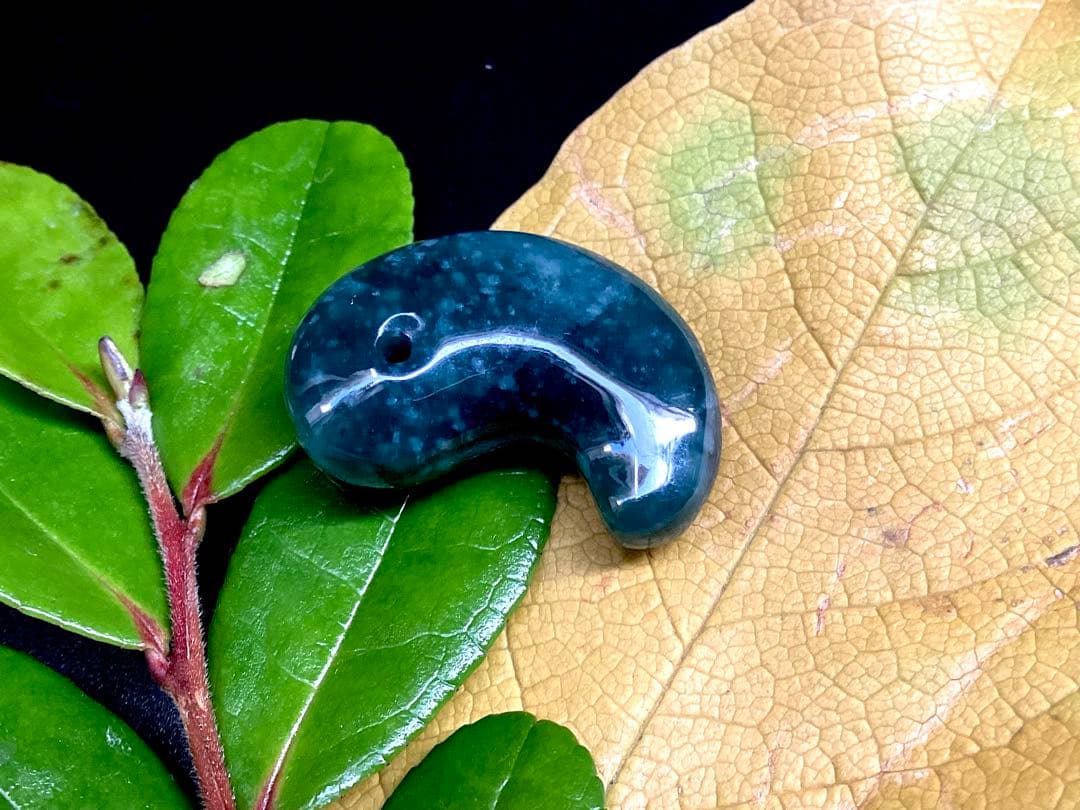 糸魚川翡翠コン沢青 勾玉　コレクションに‼️ 買って損無しの高額商品を　本物保証品