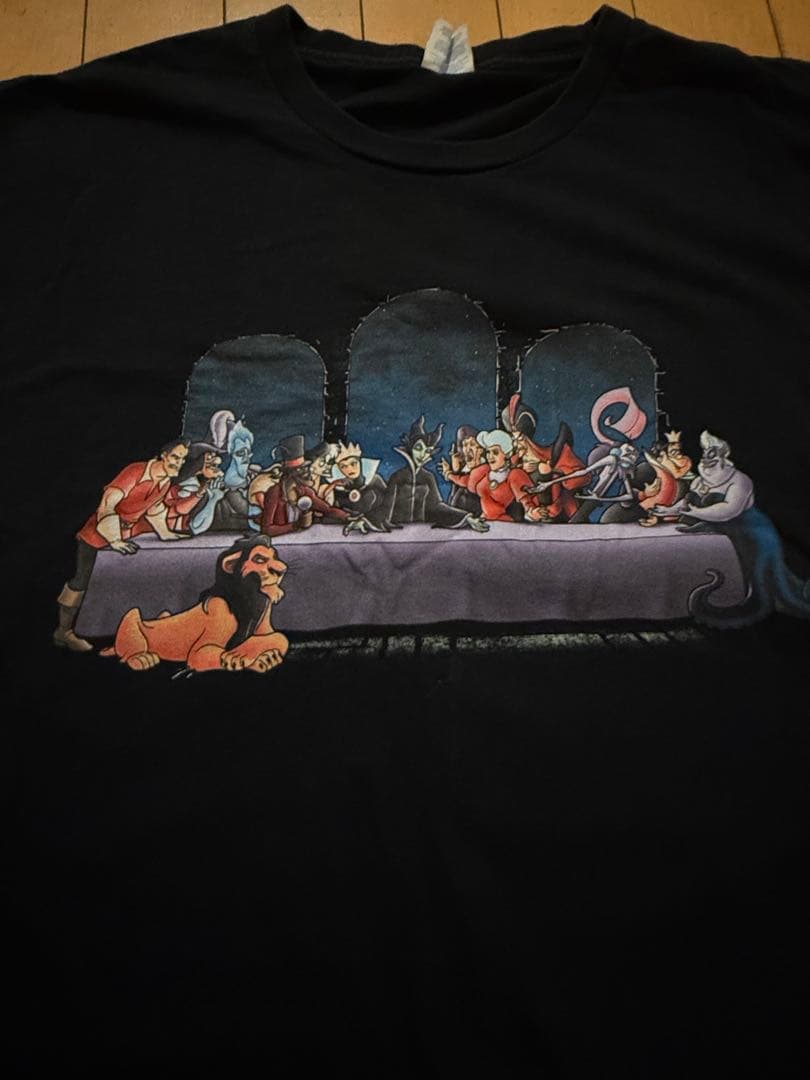 大*沢様 ディズニー ヴィランズ “最後の晩餐”モチーフ プリントTシャツ