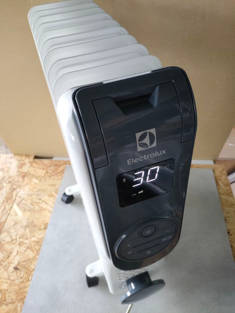 開封済み未使用★エレクトロラックス オイルヒーター EO12D102C0