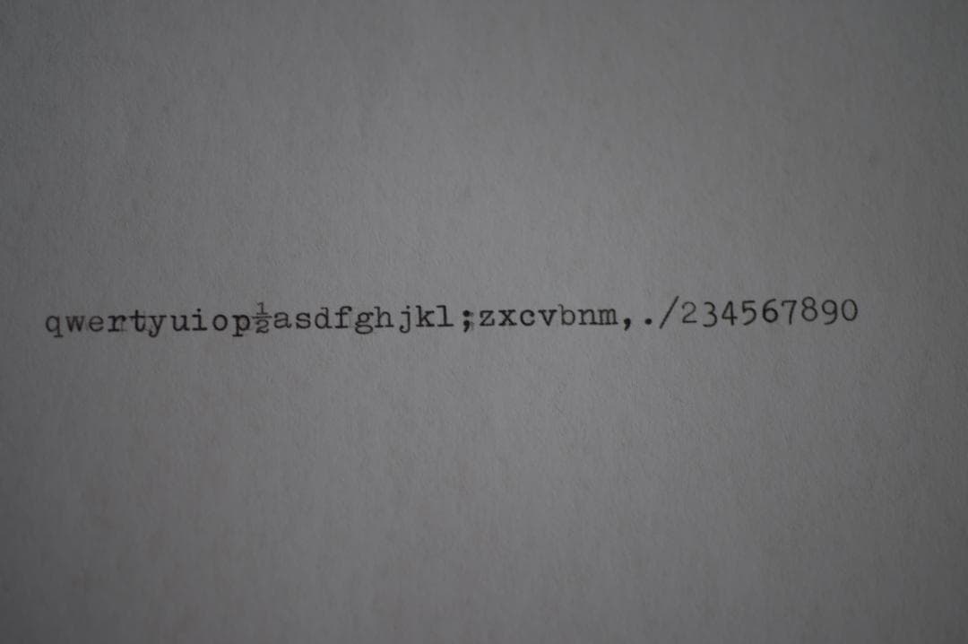 【美品ヴィンテージ】オリベッティ タイプライター (インクリボン付)