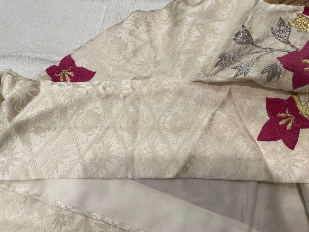 【振袖 】白ピンク 花柄刺繍　アンティーク着物(振袖単品にて出品)