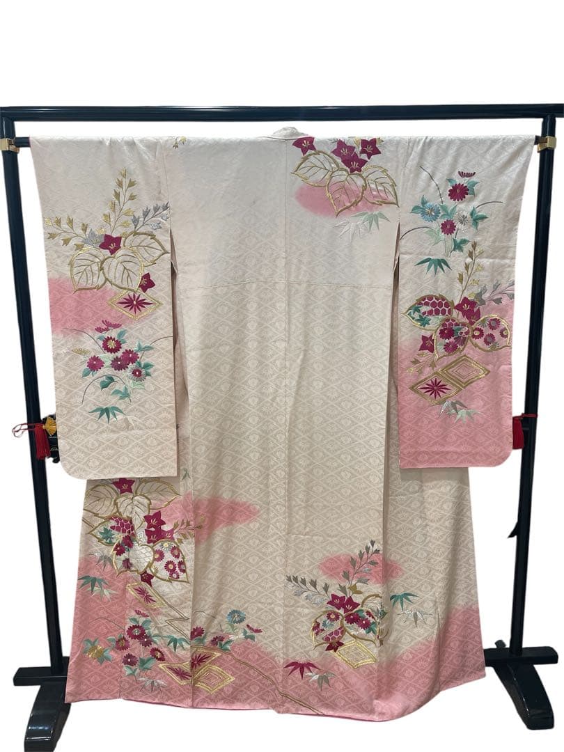 【振袖 】白ピンク 花柄刺繍　アンティーク着物(振袖単品にて出品)