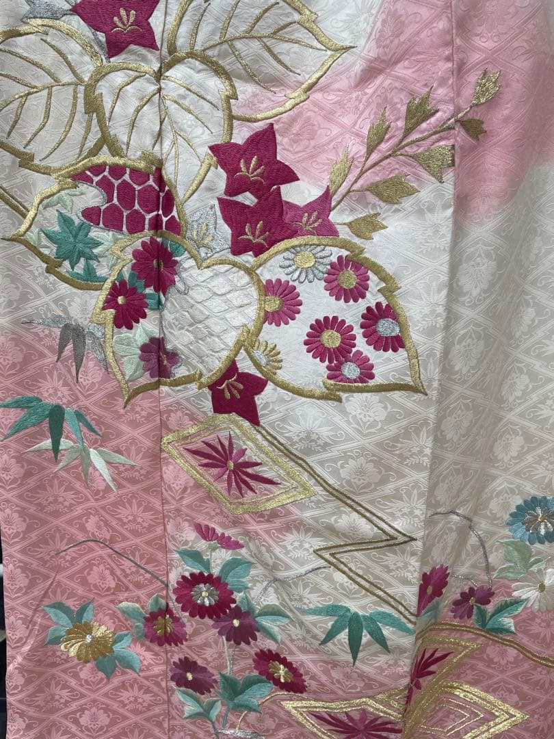 【振袖 】白ピンク 花柄刺繍　アンティーク着物(振袖単品にて出品)