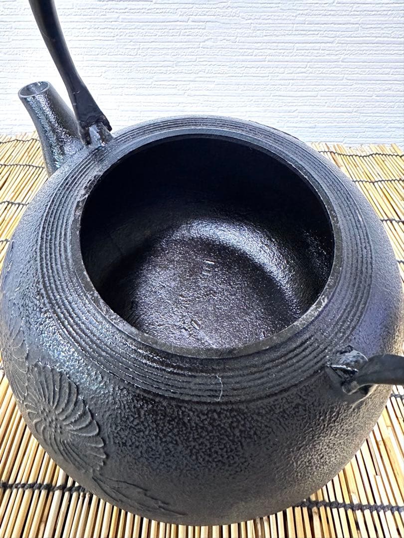 新品、供箱付　南部及春南部宝星堂造　２２型　平丸菊　鉄瓶　南部鉄瓶　南部鉄器