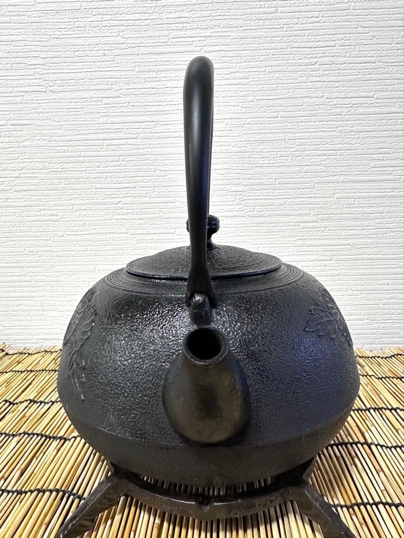 新品、供箱付　南部及春南部宝星堂造　２２型　平丸菊　鉄瓶　南部鉄瓶　南部鉄器