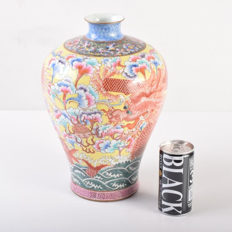 中国　大清乾隆年製　粉彩　雲龍花草魚文瓶　梅瓶　C　7020A