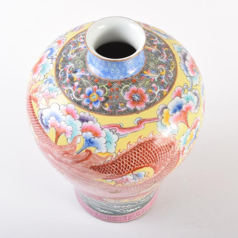 中国　大清乾隆年製　粉彩　雲龍花草魚文瓶　梅瓶　C　7020A