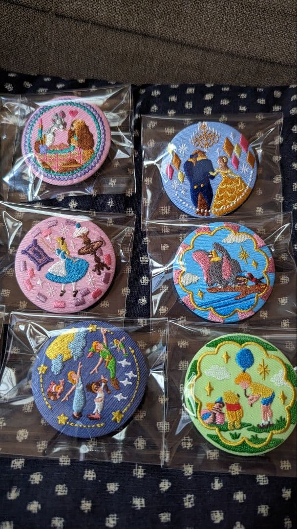 Disney Characters 刺繍缶バッジビスケットの缶バッジコンプリート