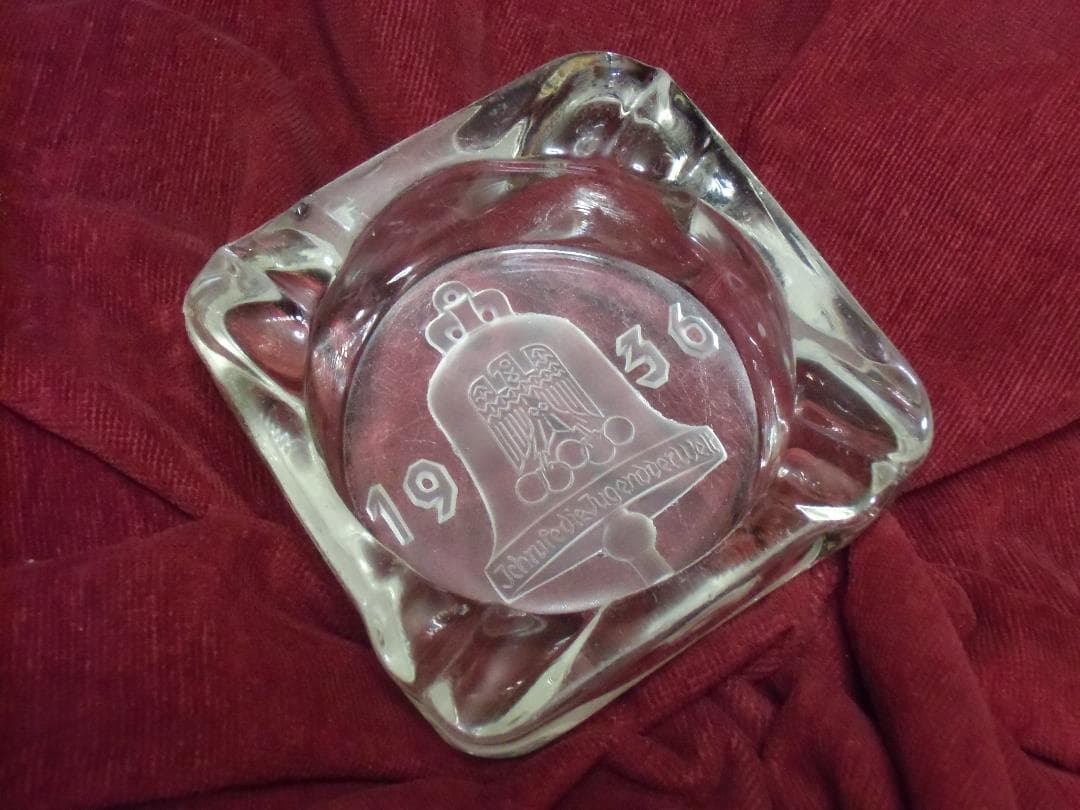 ⊞ドイツ軍＊ベルリンオリンピック＊型押しガラス灰皿（実物）