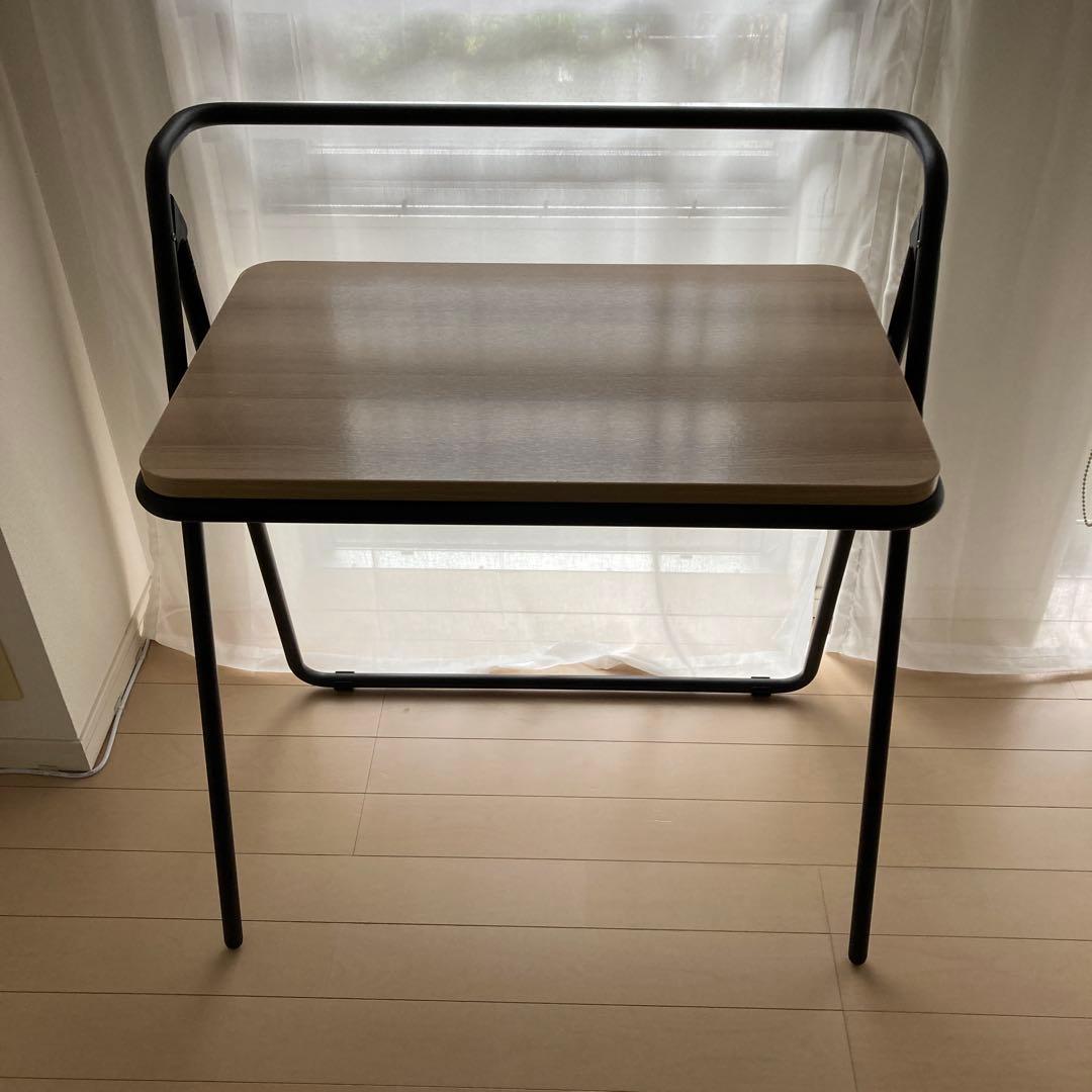 折りたたみデスク。天板・ナチュラル、フレーム・ブラック。