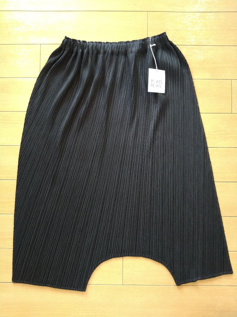 プリーツプリーズ サルエルパンツ　黒　ブラック　イッセイミヤケ