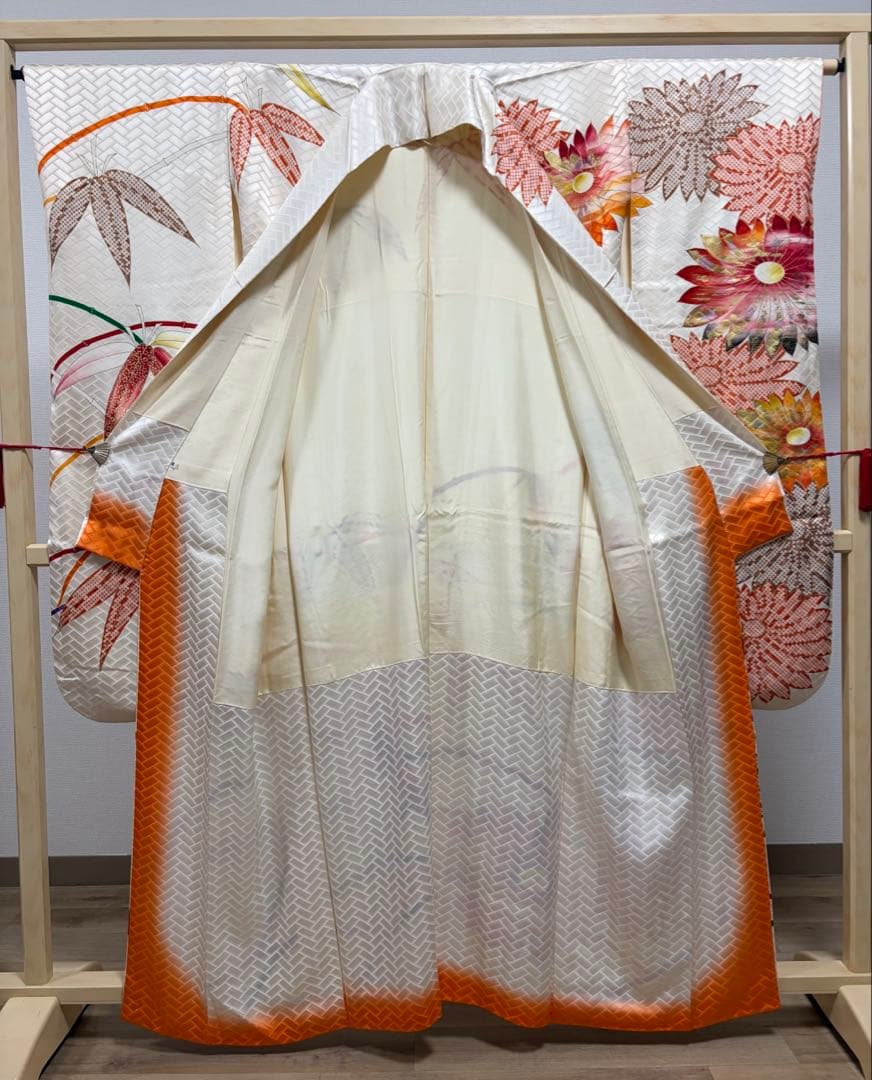 A5 高島屋扱い 笹に金駒刺繍の菊模様 白 金彩 正絹 袷 振袖 着物 K12