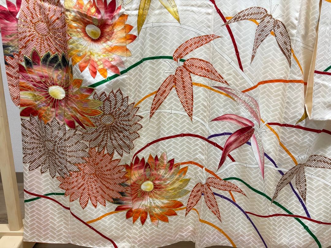 A5 高島屋扱い 笹に金駒刺繍の菊模様 白 金彩 正絹 袷 振袖 着物 K12