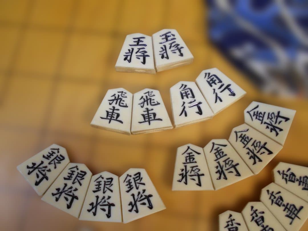 将棋盤脚付き5寸／本榧／板目／盤カバー付き／駒台／※難有