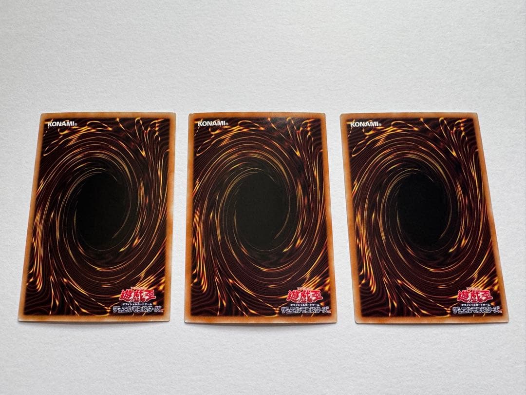 遊戯王　ブラックマジシャン　ホログラフィック　3枚セット